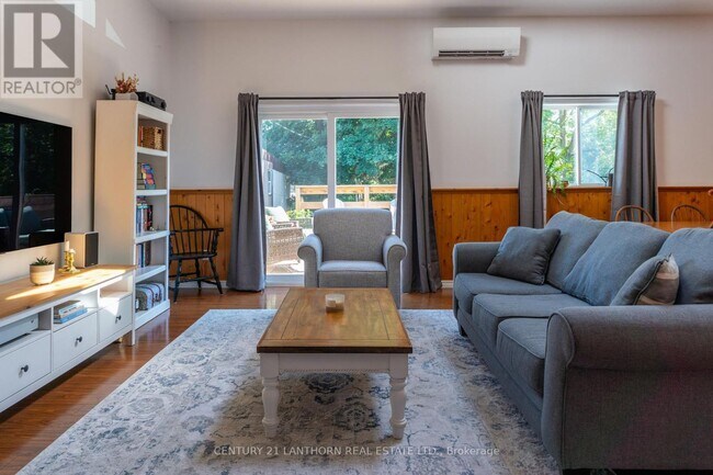 Photo - 128 Picton Main St