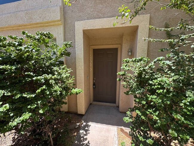 Building Photo - 2 Bedroom - 2 Bath - 1 Car Garage - Phoenix