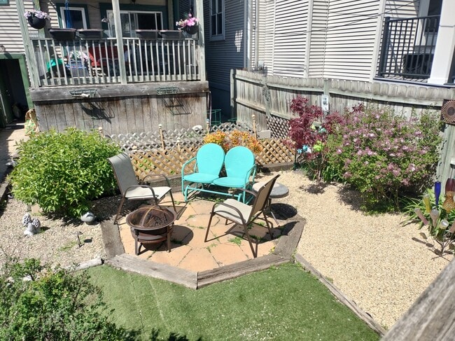 Patio trasero compartido - 1943 W Oakdale Ave Unidad 1