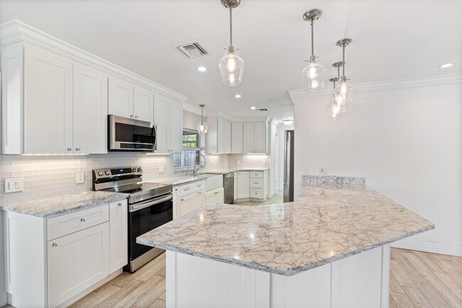 Photo - 799 NW 7th Dr