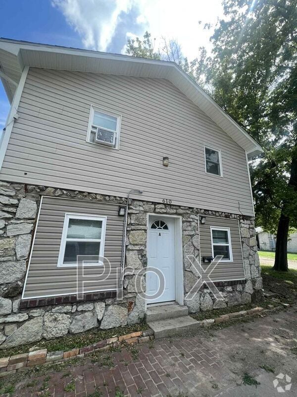 Building Photo - 610 W 9th St Unit Apt A
