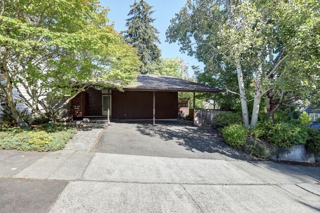 Building Photo - Bright, Spacious 3 Bedroom Home Rambler in...
