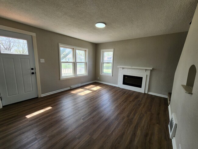 Photo - 608 6th St NW