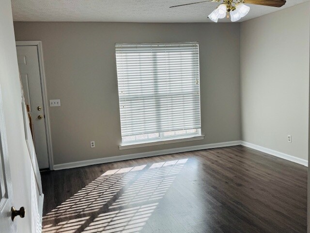 Photo - 326 Leafmore Rd SW