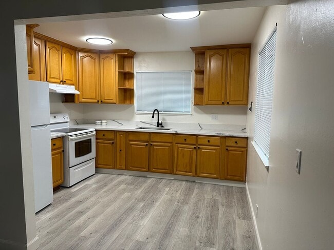 Building Photo - 5200 Snow Dr Unit 1