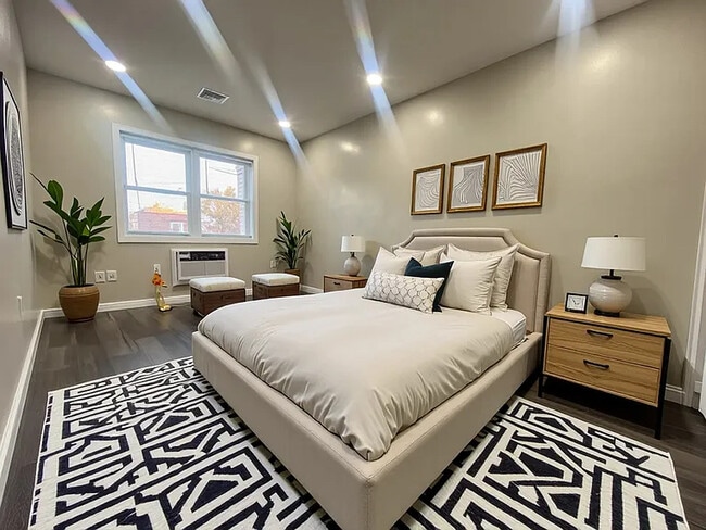 Photo - 825 Ashford St