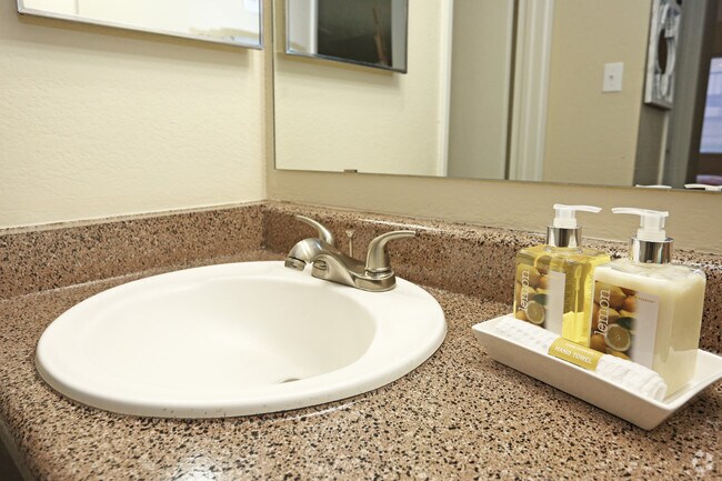 1BR, 1BA - 600 SF - North Mountain Apartments