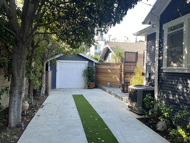 Photo - 7022 De Longpre Ave