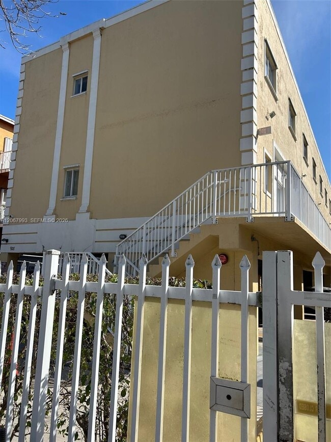 Photo - 928 SW 3rd St Unidad 207