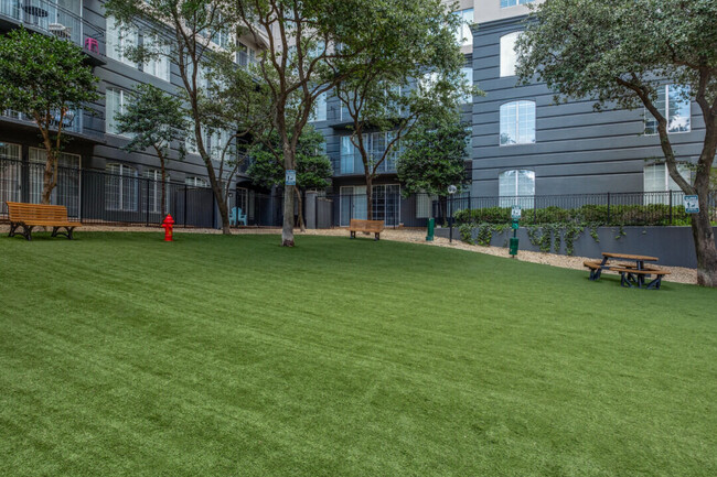 Building Photo - Remi Rental
