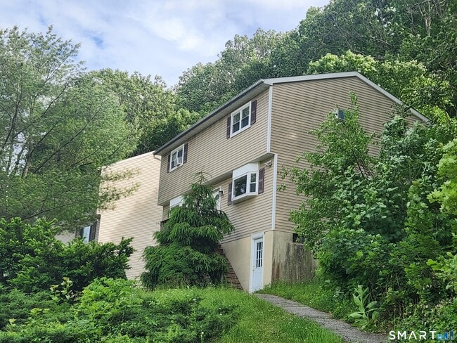 Building Photo - 1 Knollwood Dr