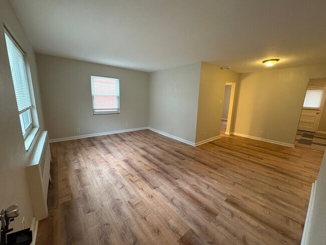 Photo - Spacious 1 Bedroom in Bellevue with Balcony and Garage space! Unidad 192 Apt 1