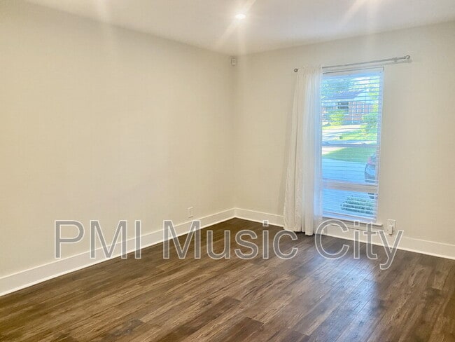 Photo - 2126B Burns St