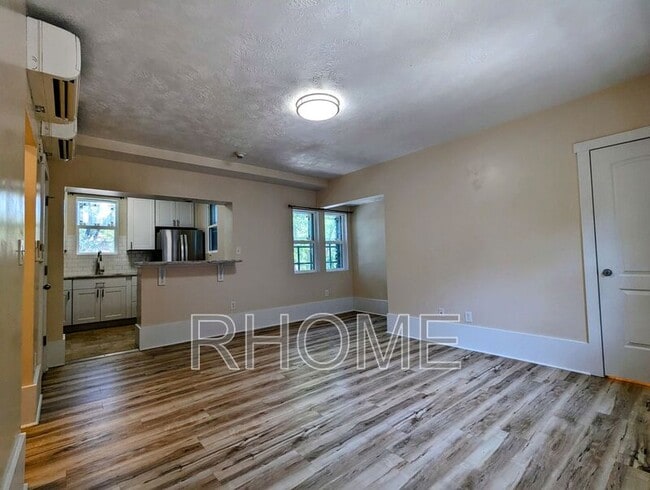 Photo - 86 B St E