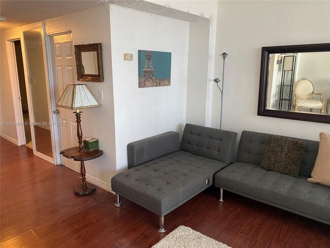 Building Photo - 825 Brickell Bay Dr Unit 443 Rental