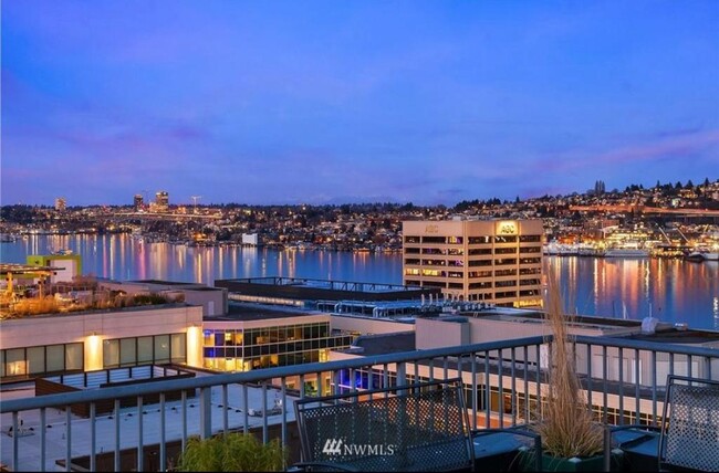 Balcony #1 Views (Lake View Night) - 900 Aurora Ave N Apartamentos Unidad 601