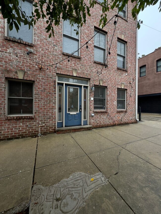 Mustsee 3 Bedroom Townhome with Attached House Rental in