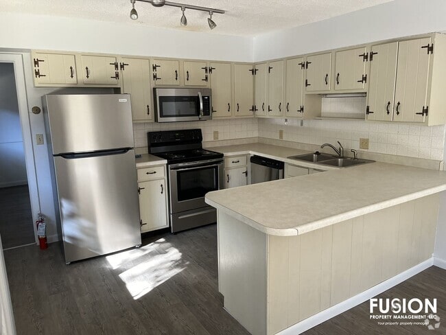 Building Photo - Warm & Inviting One-Level Condo in South B...