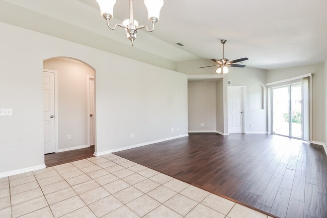 Photo - 8522 Hawbuck St