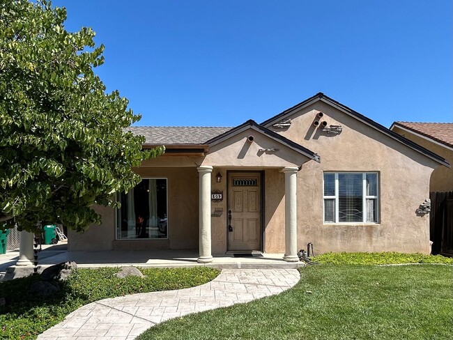 Building Photo - 2 Bed, 1 Bath Home Move in Ready!