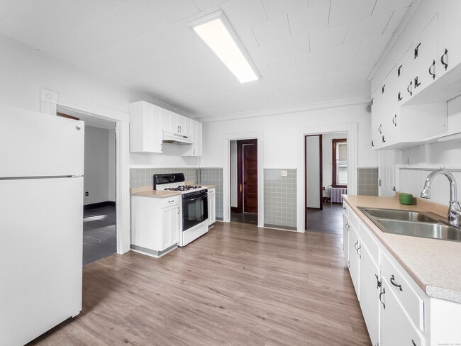 Building Photo - 634 High St Unit 2