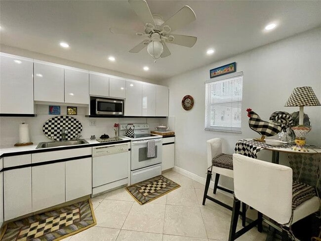 Photo - 4629 Poinciana St Unidad 215