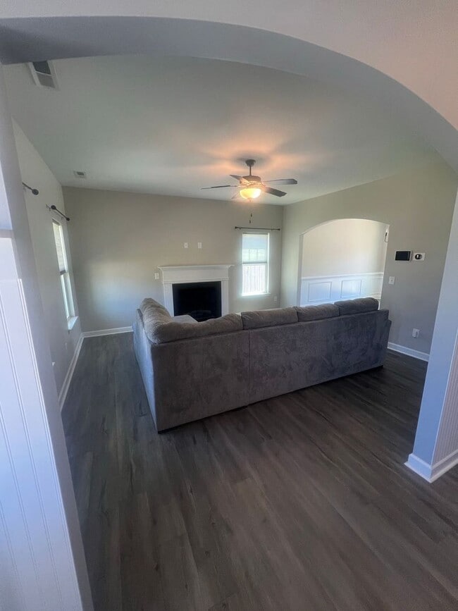 Photo - 303 Breezeway Dr
