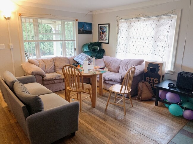 Photo - AUG PRELEASE: 5 bdrm/2 bath in York Neighborhood