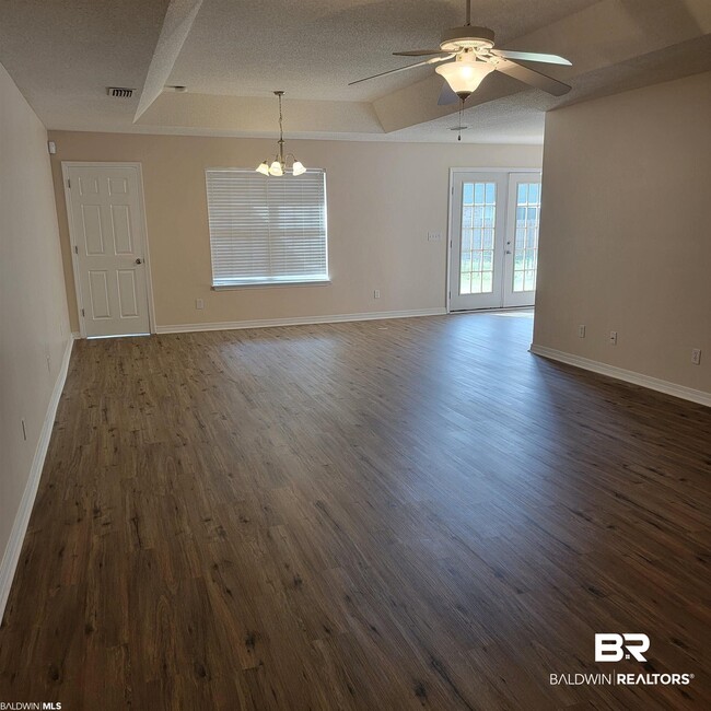 Photo - 1701 Woodbridge Cir E