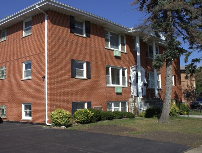 Building Photo - 8856 Plainfield Rd Unit 4