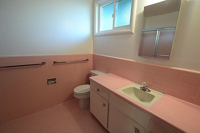 Photo - NEW LISTING! Walk 1 Block To Downtown! LG. 1 BR/1BA, Hdwd Flrs,Big Walk-In Closet!