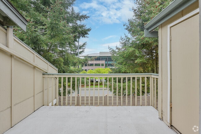2BR, 2BA - 923SF - Balcony