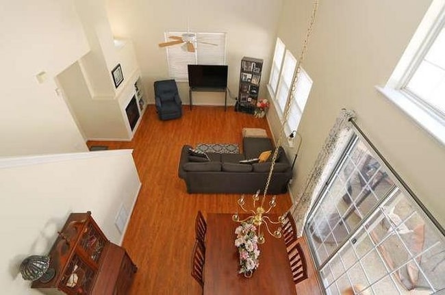 Photo - 107 W Oaks Ct