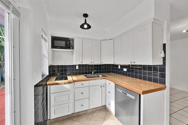 Building Photo - 1021 NE 2nd St Unit 3