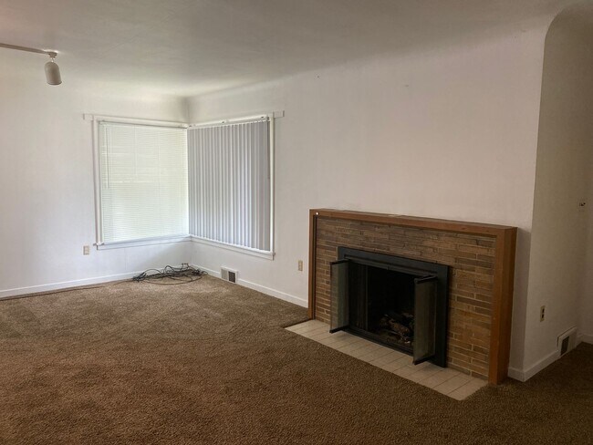 Photo - 1040 NE Alfred Ln Unit Upper