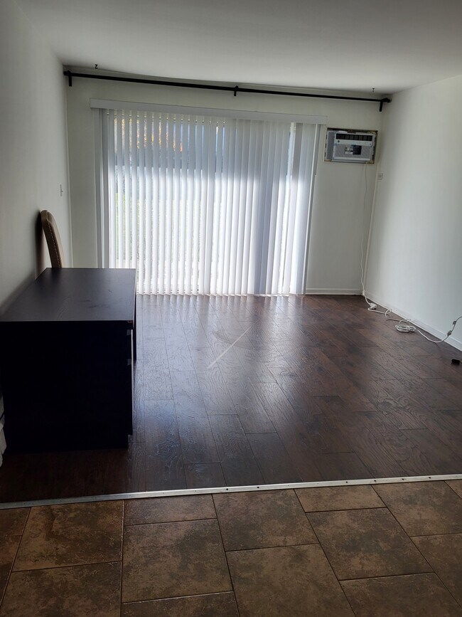 Livingroom - 16W470 Lake Dr Unit 16W481 Lake Dr. #24-103