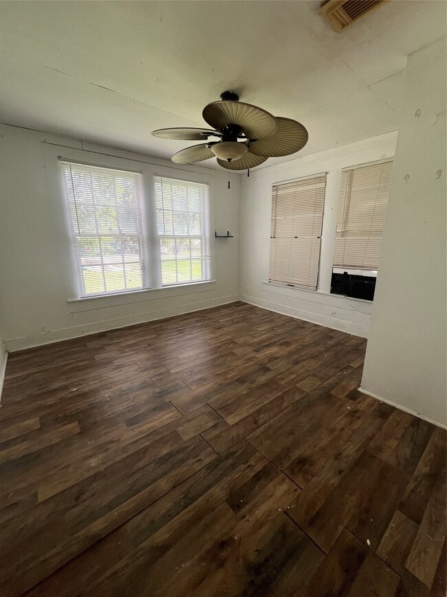 Building Photo - 122 W Pecan Ln
