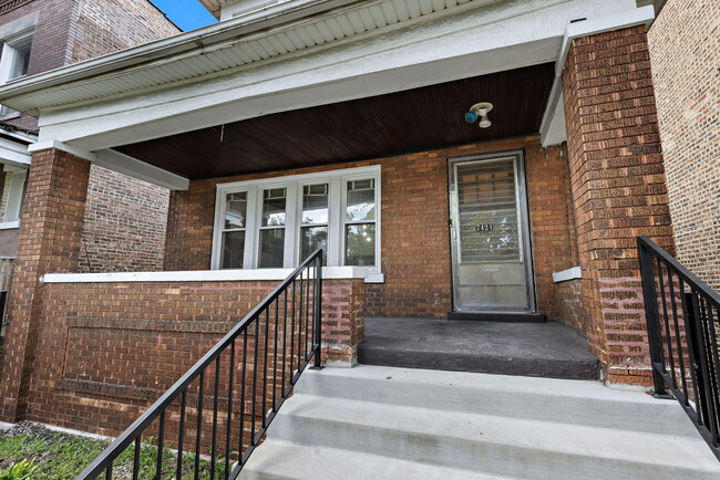 Building Photo - 7424 S Blackstone Ave Rental
