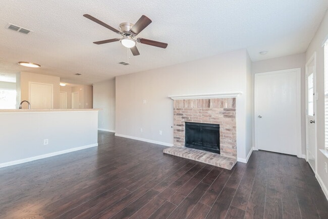 Photo - 1537 Warrington Way