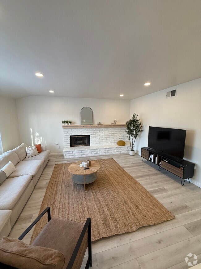 Building Photo - 17344 Hartland St Rental
