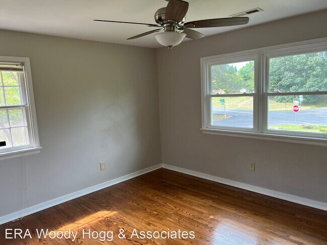 Photo - 3 br, 1.5 bath House - 6460 Thrush Way