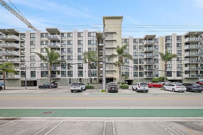 Building Photo - 9800 W Bay Harbor Dr Unit 406