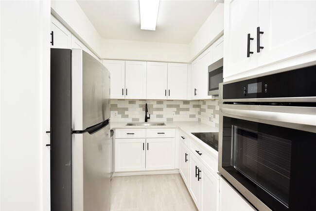 Photo - 2600 Bellefontaine Unit A21