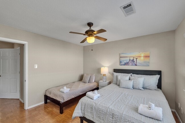 Building Photo - 41 Dolphin St