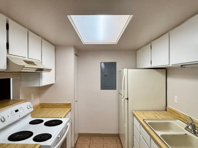 Photo - Updated 2 Bed/2 Bath Aurora Condo – Fireplace, Washer/Dryer, Community Perks!