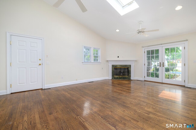 Photo - 18 Elm Tree Pl Unit 1st floor