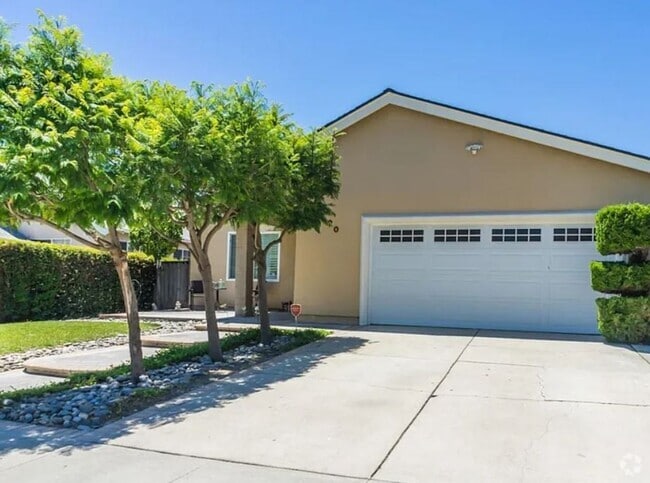 Building Photo - Nicely Renovated 4 Bedroom House Walking D...
