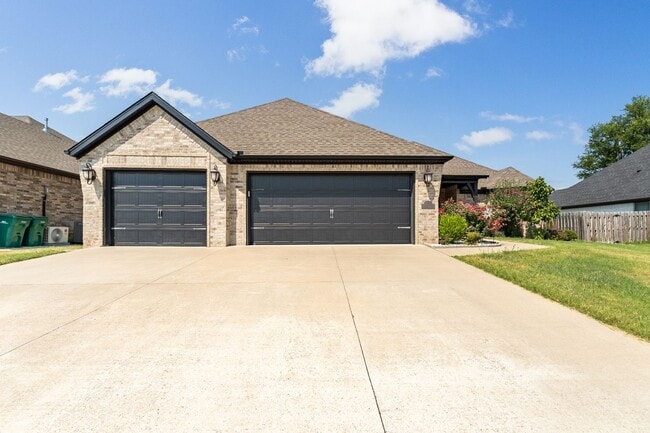 Photo - 1100 Huntleigh Dr