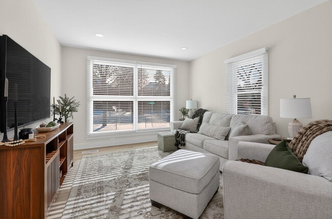 Photo - 102 E 56th St