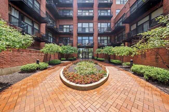 Building Photo - 2323 W Pershing Rd Unit 401 Rental